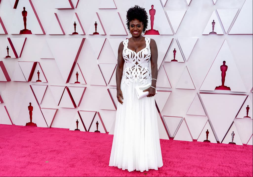 Viola Davis apostó por un vestido de Alexander McQueen blanco con corsé de bordados de flores e incrustaciones.
