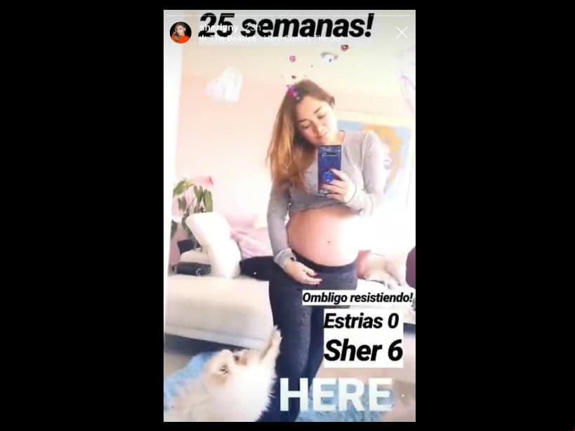 Durante su semana 25 de gestación, la actriz compartió una fotografía en la que no solo mostró la ausencia de las estrías, sino que también presumió su pancita de embarazo.