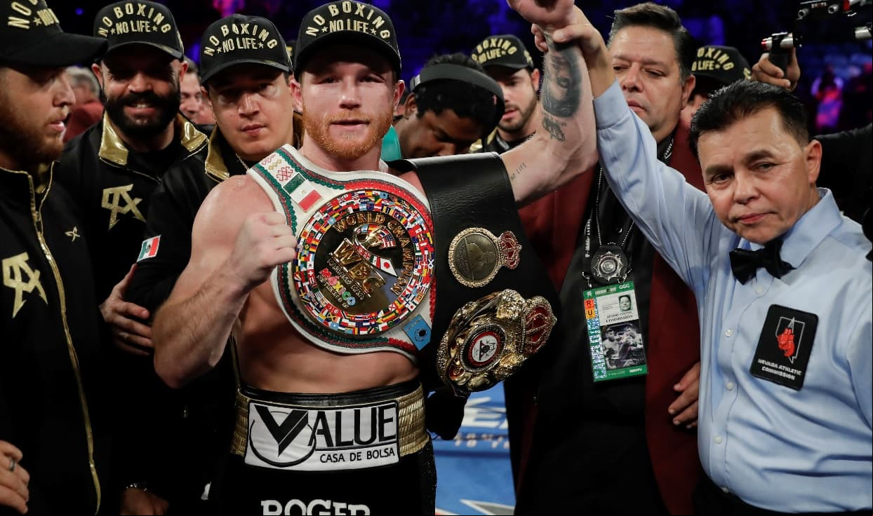 ‘Canelo’ Álvarez festejó su victoria en exclusivo antro con bellas mujeres