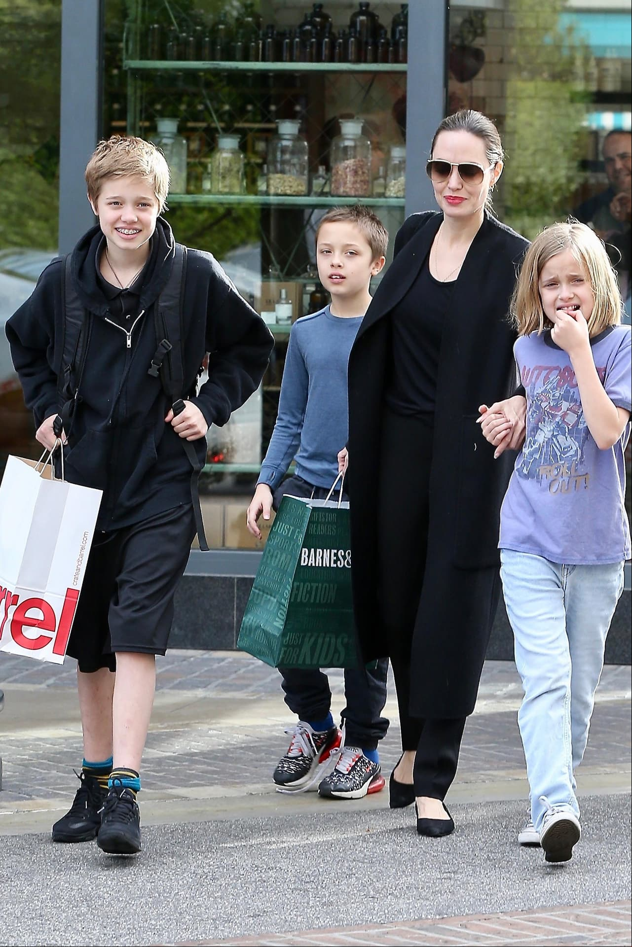 Medios internacionales aseguran que Angelina Jolie está atravesando una difícil situación económica tras tomarse un descanso laboral para dedicarse a su grande familia.