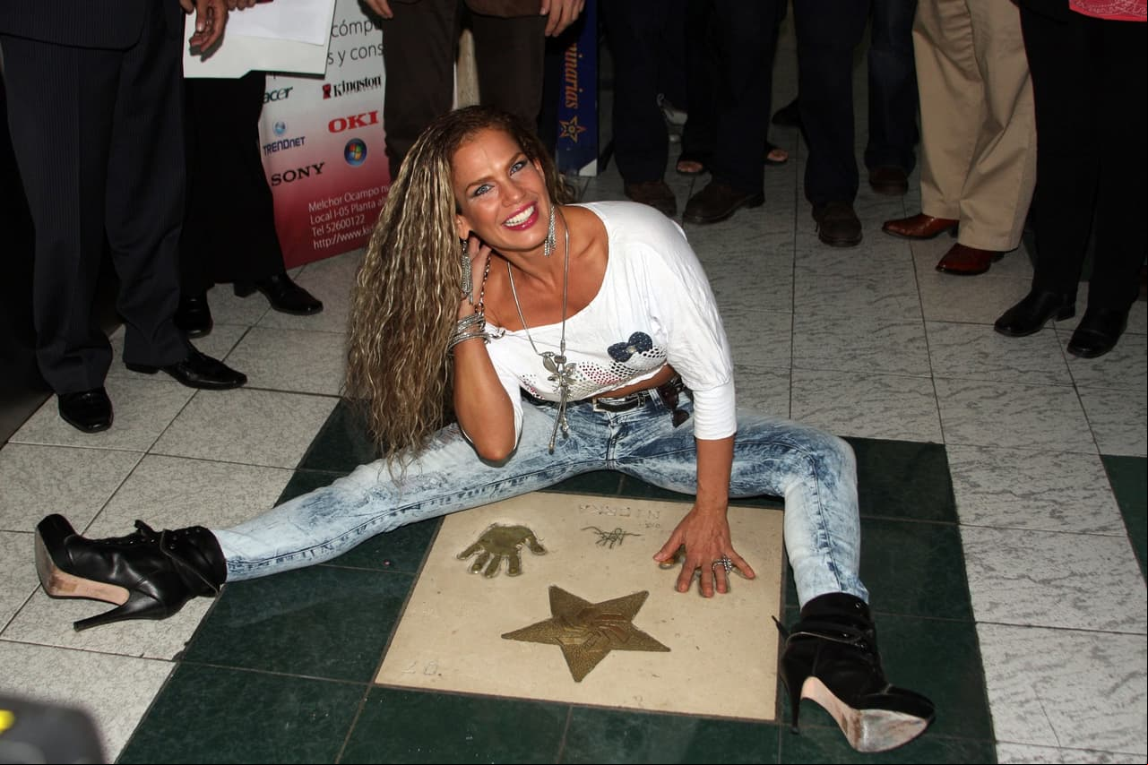 En 2011, Niurka plasmó sus huellas como reconocimiento a su trayectoria en alería plaza de las Estrellas.