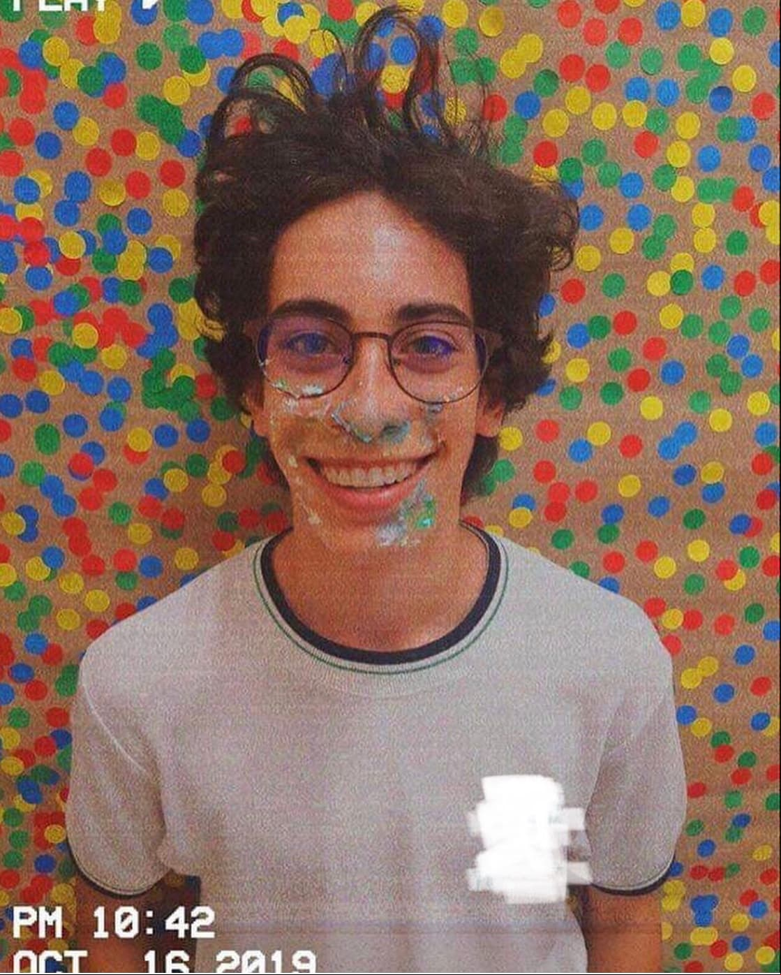 Asimismo, el joven histrión ha participado en teatro y cine con algunas películas y cortometrajes, entre los que destacan 'Por mis bigotes' (2015) y 'Los Parecidos' (2016).