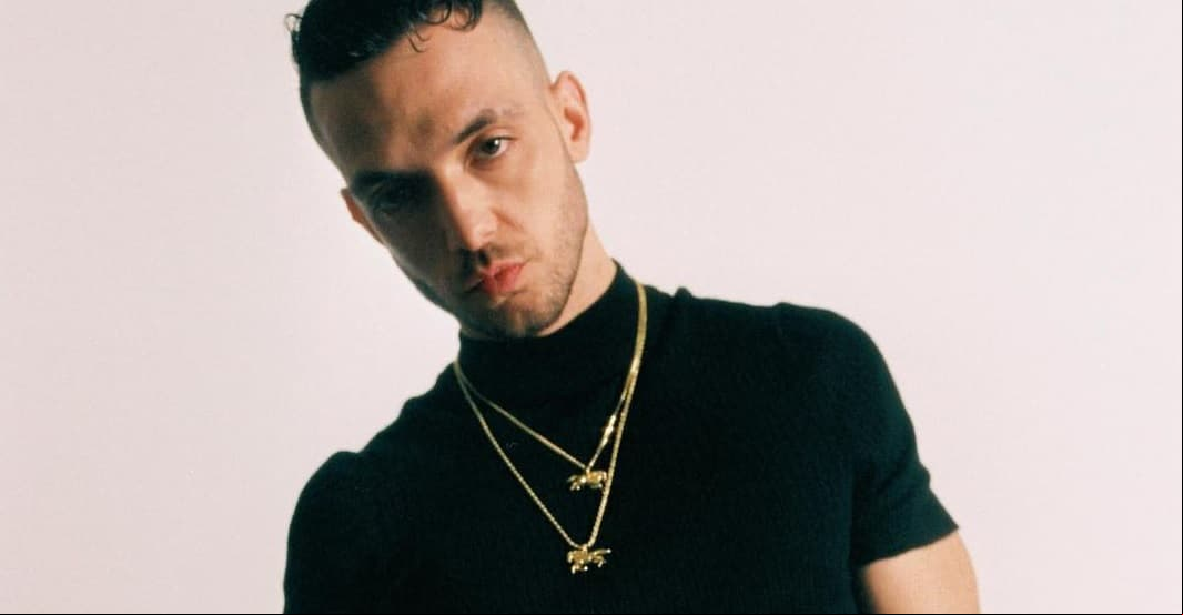 El español C. Tangana se presentó en la carpa Camp Roswell.