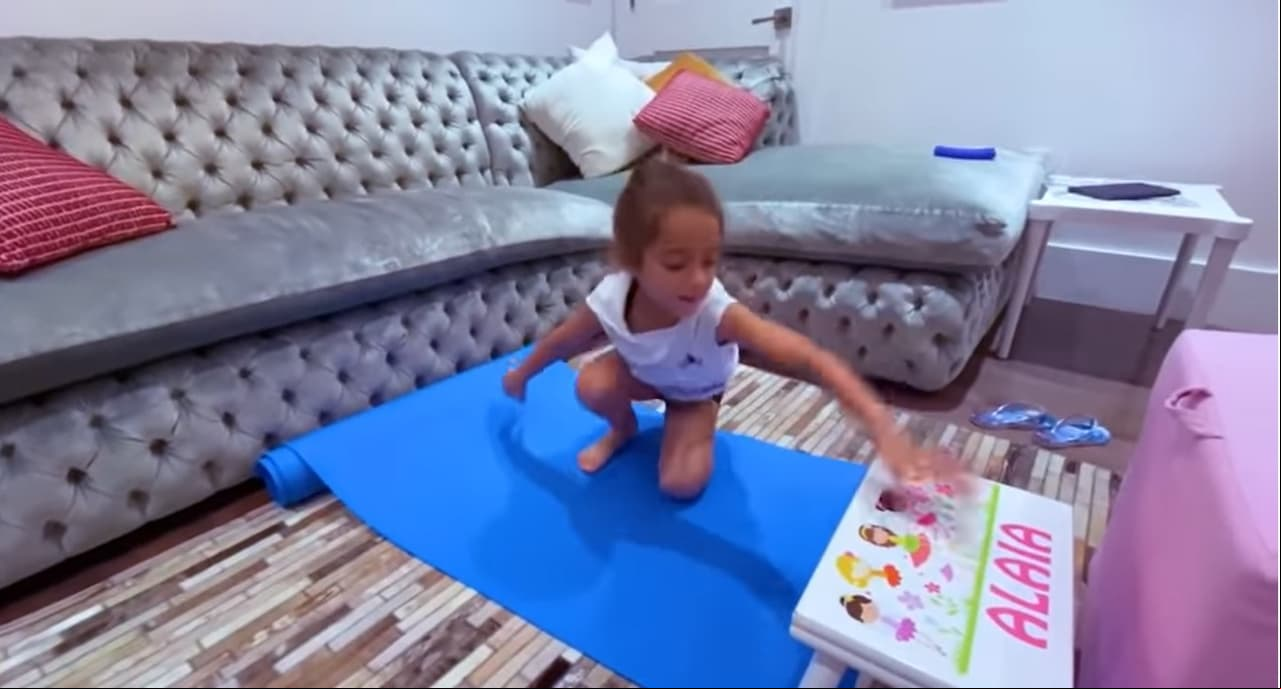 El cuarto de televisión no solo lo disfrutan Adamari y Toni con un enorme sofá gris, la pequeña cuenta con algunos objetos para entretenerse.