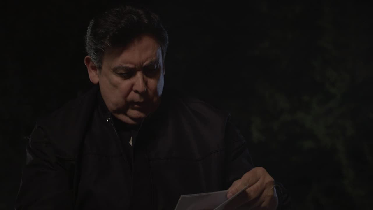 El padre Reynaldo lo encuentra golpeado y descubre impactado el contenido del sobre.
