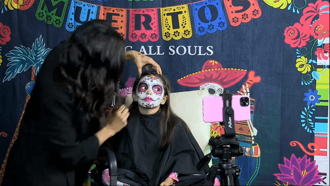 Es por eso que la madrastra de Aislinn, Vadhir y José Eduardo mostró paso a paso cómo fue la transformación de Aitana Derbez en una linda Catrina.