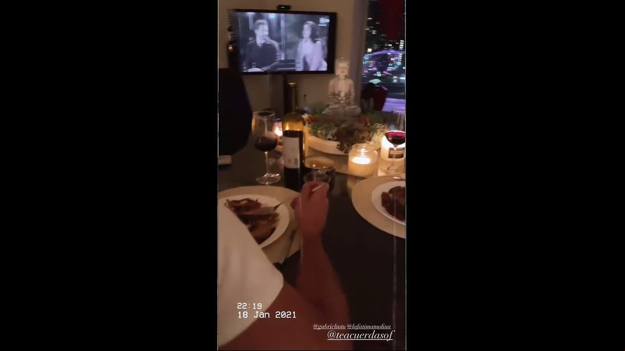 El comedor tiene un centro de mesa muy peculiar y es de color caoba oscura; además frente a él está ubicada una pantalla y tiene vista a la CDMX.