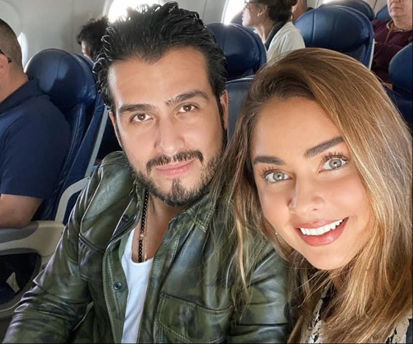Unos días antes de la boda, Claudia compartió en Instagram una foto junto a su esposo desde el aeropuerto, anunciando que ya estaban en Oaxaca para aclamar su amor en compañía de amigos y seres queridos.