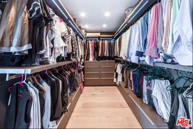 Un clóset fabuloso para una artista, decenas de outfits pueden estar en este espacio.