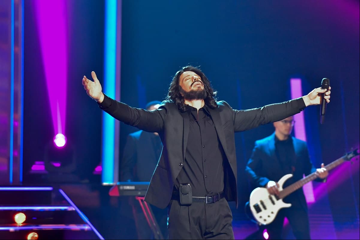 El intérprete salió al escenario como Marco Antonio Solís e interpretó el tema ‘Si no te hubieras ido’.