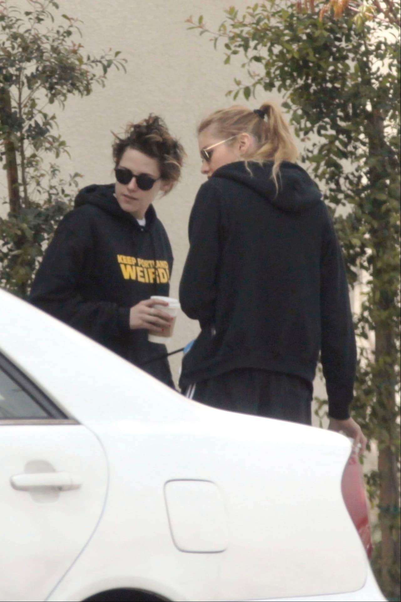 La pareja fue captada por los paparazzi en las calles de Los Ángeles, California.