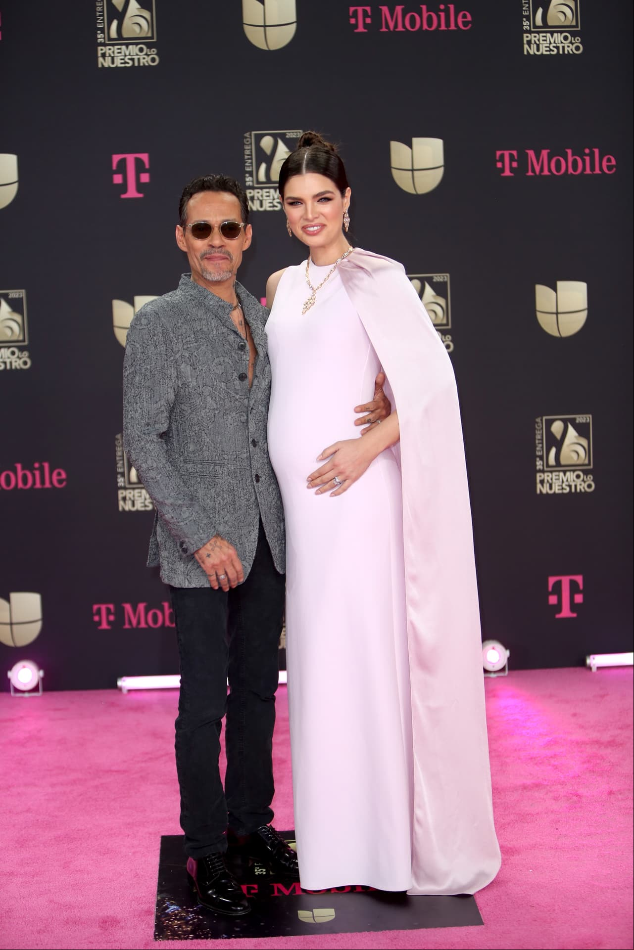 Marc Anthony y Nadia Ferreira presumen su embarazo en Premio Lo Nuestro