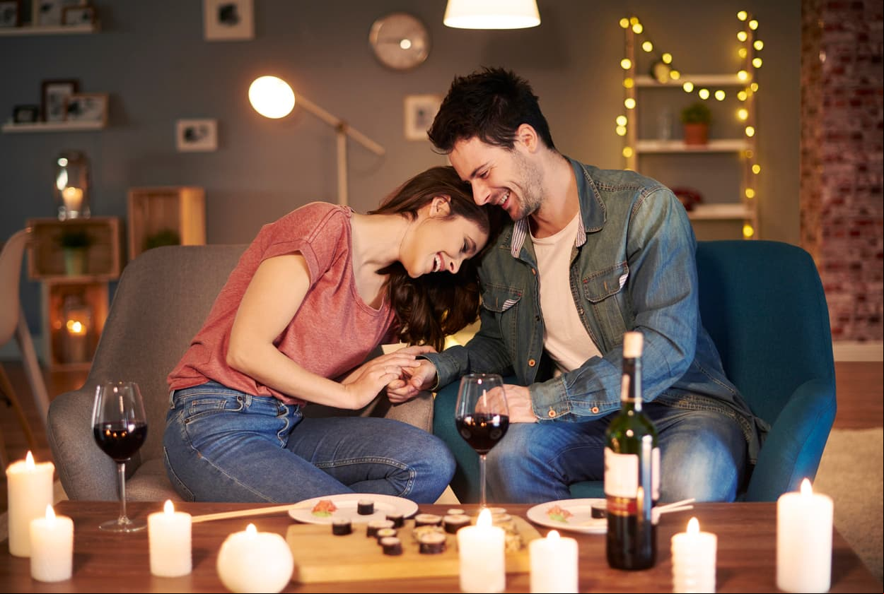 Tauro. Con los demás eres ruda, pero con tu pareja eres la más sentimental. Una cena a la luz de las velas es el momento indicado para expresar tus sentimientos más profundos.