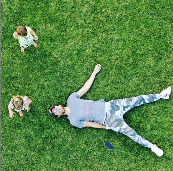 Y horas después, sorprendió a sus millones de seguidores con una fotografía en la que aparecen los mellizos juntos, mostrando a lo lejos cuánto habían crecido.