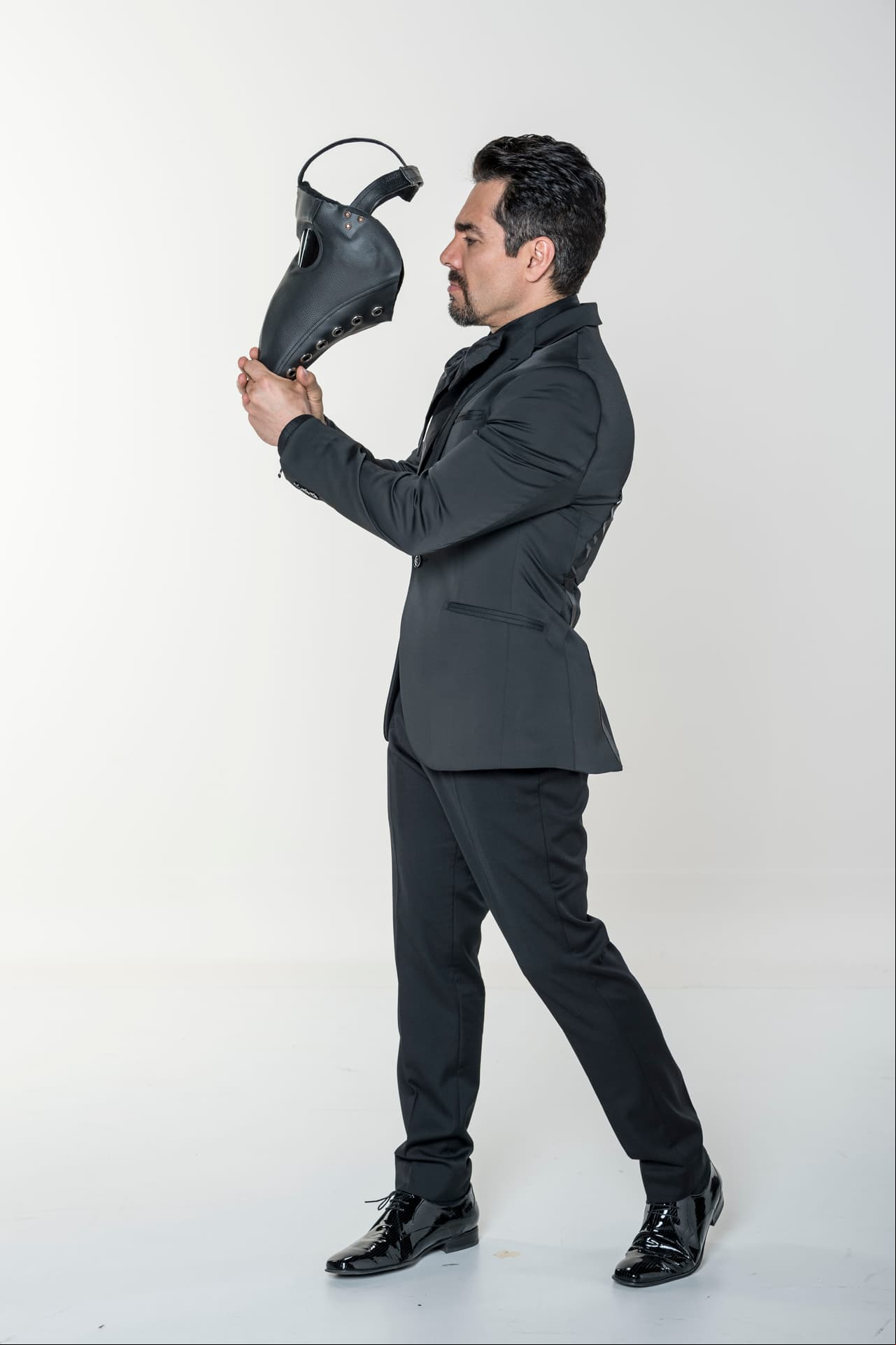 Omar Chaparro: el actor, comediante e intérprete de películas tales como “Kung Fu Panda”, “No manches, Frida” y “Amor a primera vista” será el conductor y host de ¿Quién es la Máscara? y ayudará al  de investigadores a descubrir quién se encuentra detrás de cada personaje.