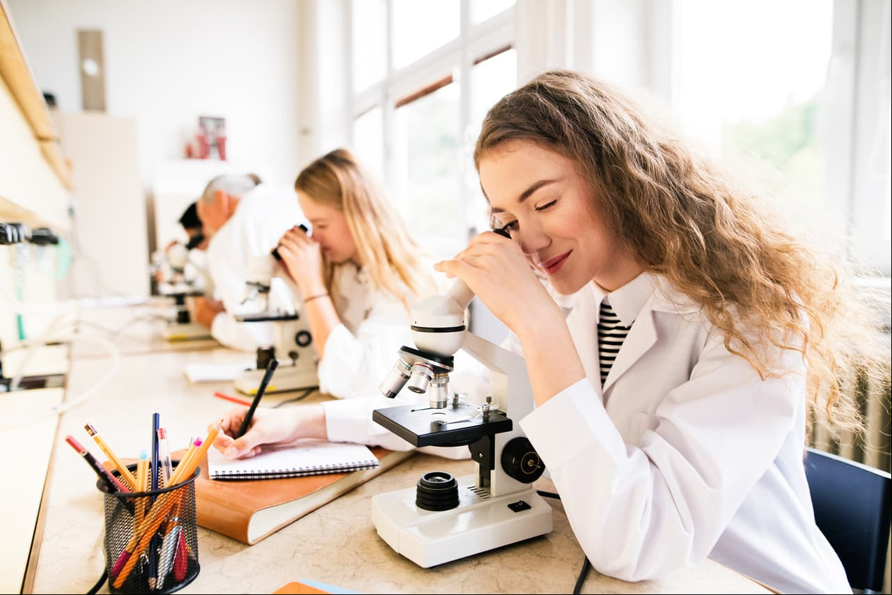 Química. Los ingresos de esta profesión rebasan los 70 mil dólares anuales.