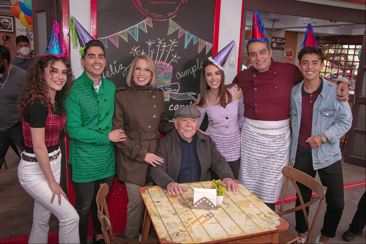 La productora Genoveva Martínez le organizó en 'El Dicho' un festejo a Sergio Corona por su cumpleaños número 94.