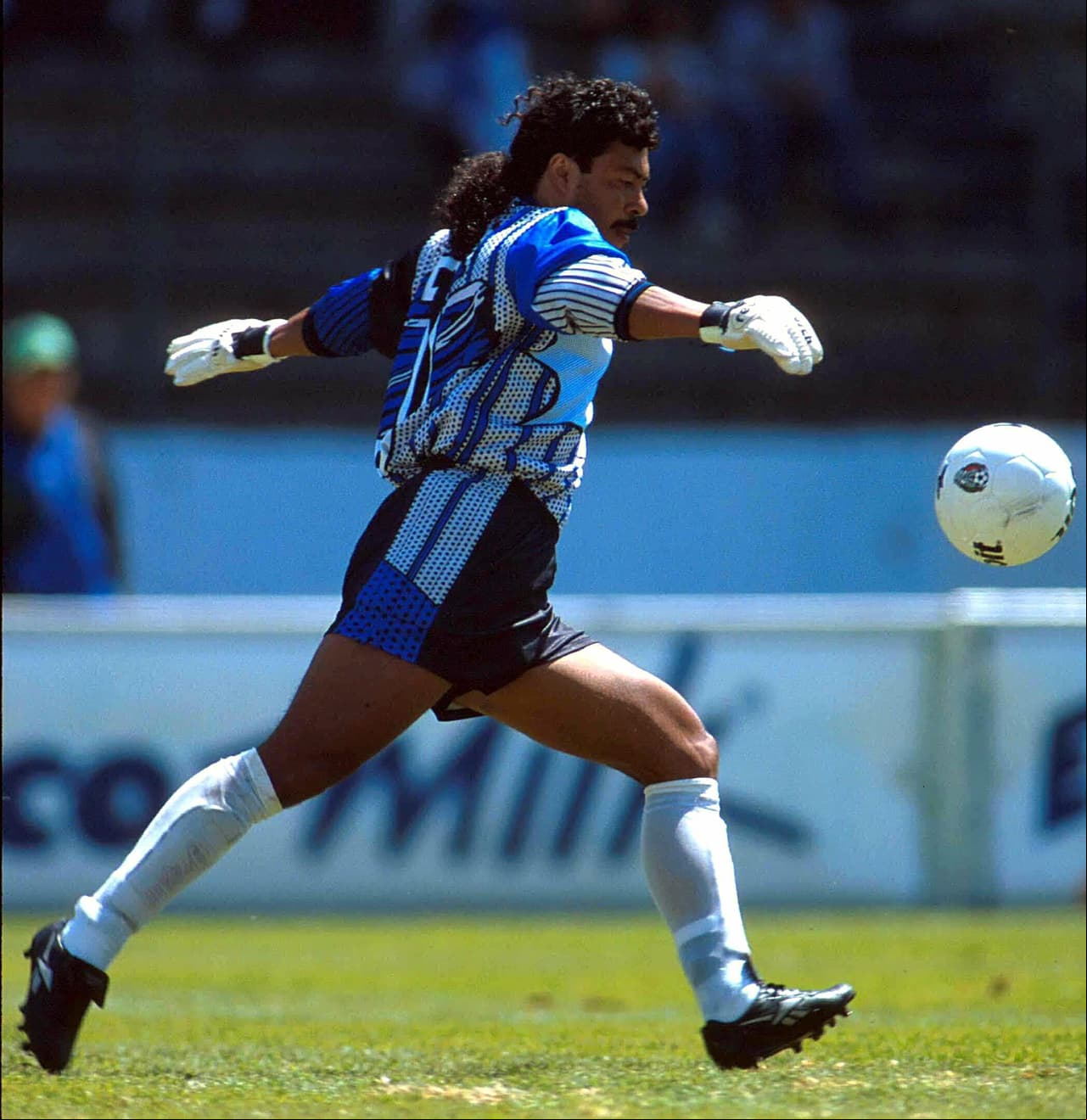 El portero colombiano 
<b>René Higuita</b> fichó con Veracruz en 1997 después de su paso por Millonarios, Atlético Nacional y Real Valladolid.