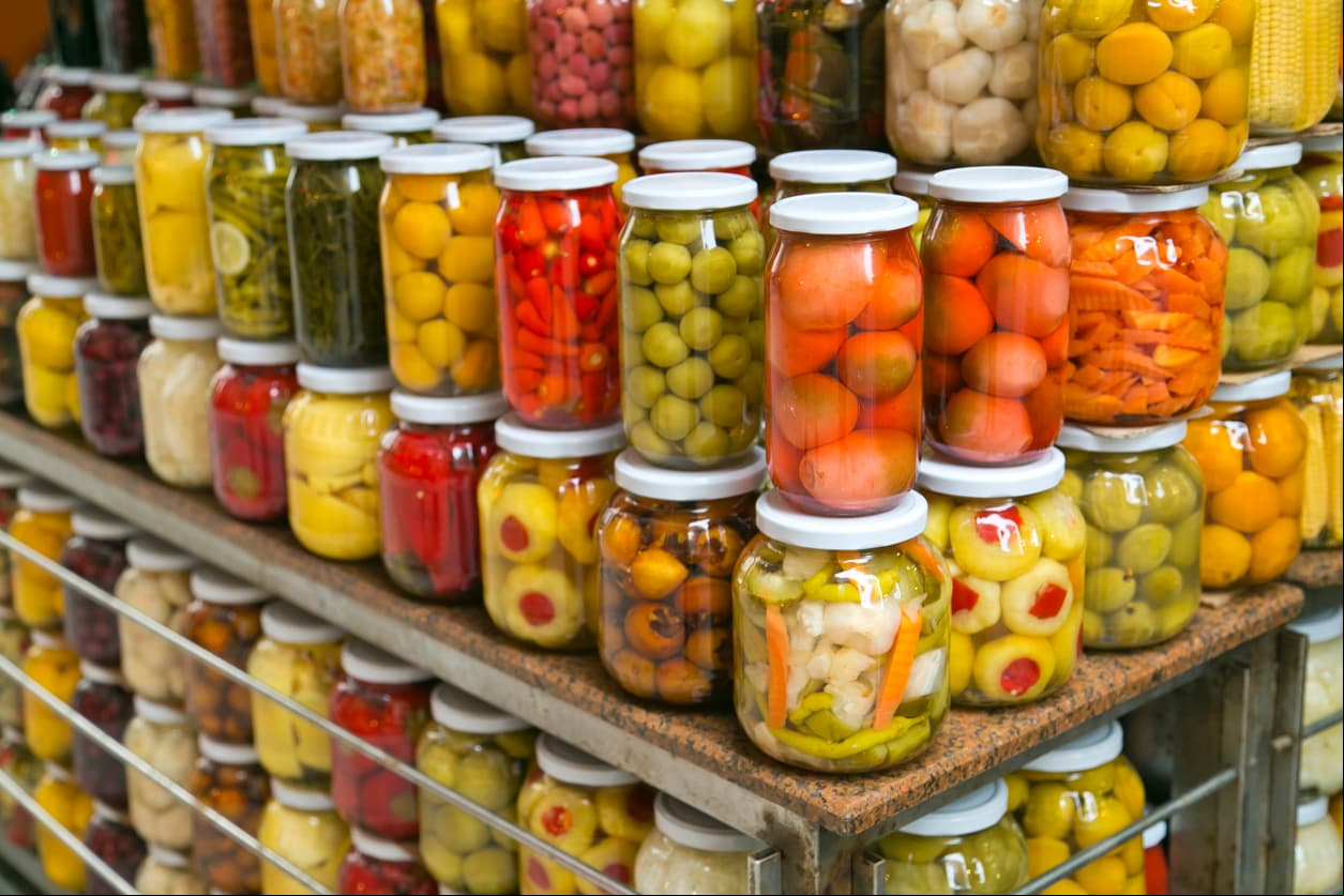 Frutas enlatadas. Contienen gran cantidad de conservadores y químicos, que desencadenan un desbalance del pH.
