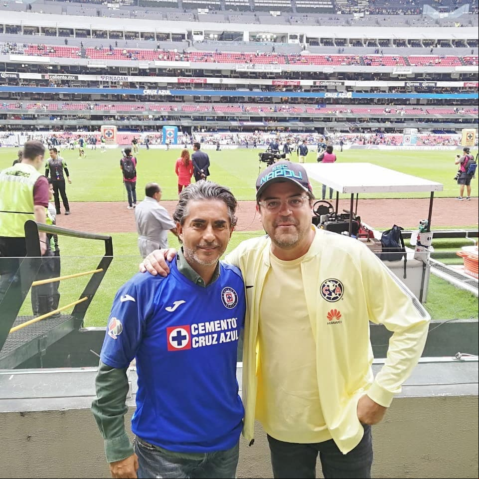 Raúl Araiza y Jorge ‘El Burro’ Van Rankin son tan amigos que no solo han tenido oportunidad de trabajar juntos sino también la dicha de coleccionar divertidos momentos como cuando se viralizaron por besarse en una de las emisiones del programa Hoy o cuando asistieron juntos a un clásico de Cruz Azul vs América.