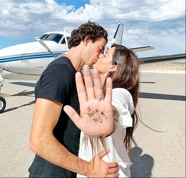 Casi un año después de hacer pública su relación, el 9 de junio de 2019, Jiménez le propuso matrimonio a Echeverría y ambos compartieron una imagen que capturó el momento.