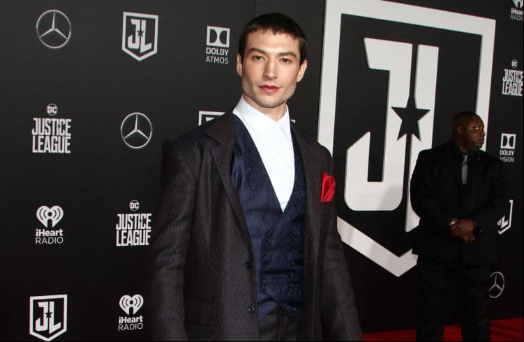 Ezra Miller, un chico 'queer' rompiéndola como 'The Flash'