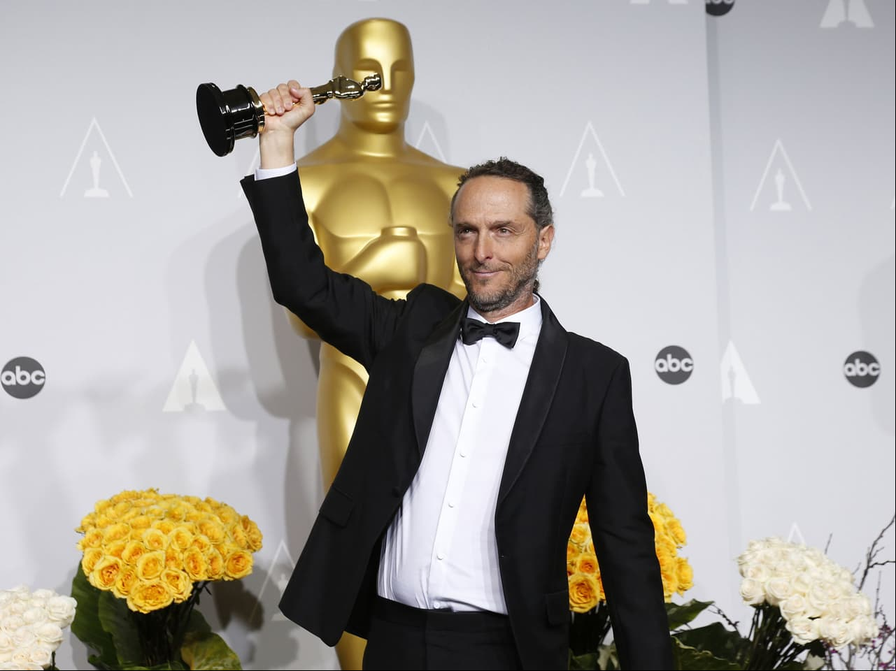 Emmanuel Lubezki, quien ha sido nominado en ocho ocasiones por los Premios Oscar, es el primer mexicano en ganar ‘Mejor Fotografía' por tres años consecutivos por ‘Gravity’, ‘Birdman’ y ‘El Renacido’ en 2014, 2015 y 2016, además ha trabajado a lo largo de su carrera con Tim Burton, Michael Mann y Terrence Malick.