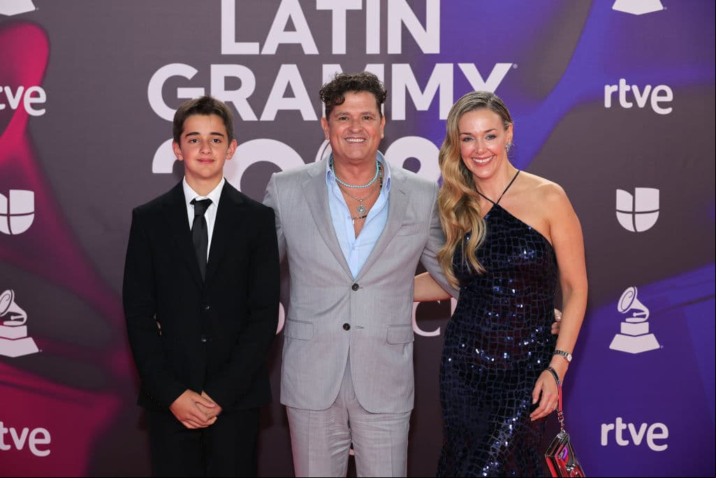 Carlos Vives y su esposa e hijo