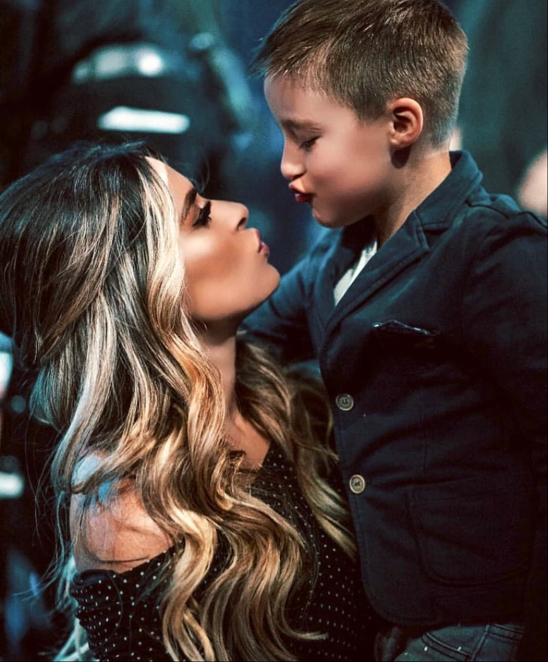 Galilea Montijo, a los 39 años. Una de las conductoras más queridas de nuestro país, Galilea Montijo, dio a Luz a Mateo en 2012, fruto de su matrimonio con el político mexicano Fernando Reina. Este es el tercer hijo para él, quien previamente tuvo a Claudio y Alexis, hijos de su primer matrimonio. Montijo ha revelado que ama alos hijos de su marido como propios.