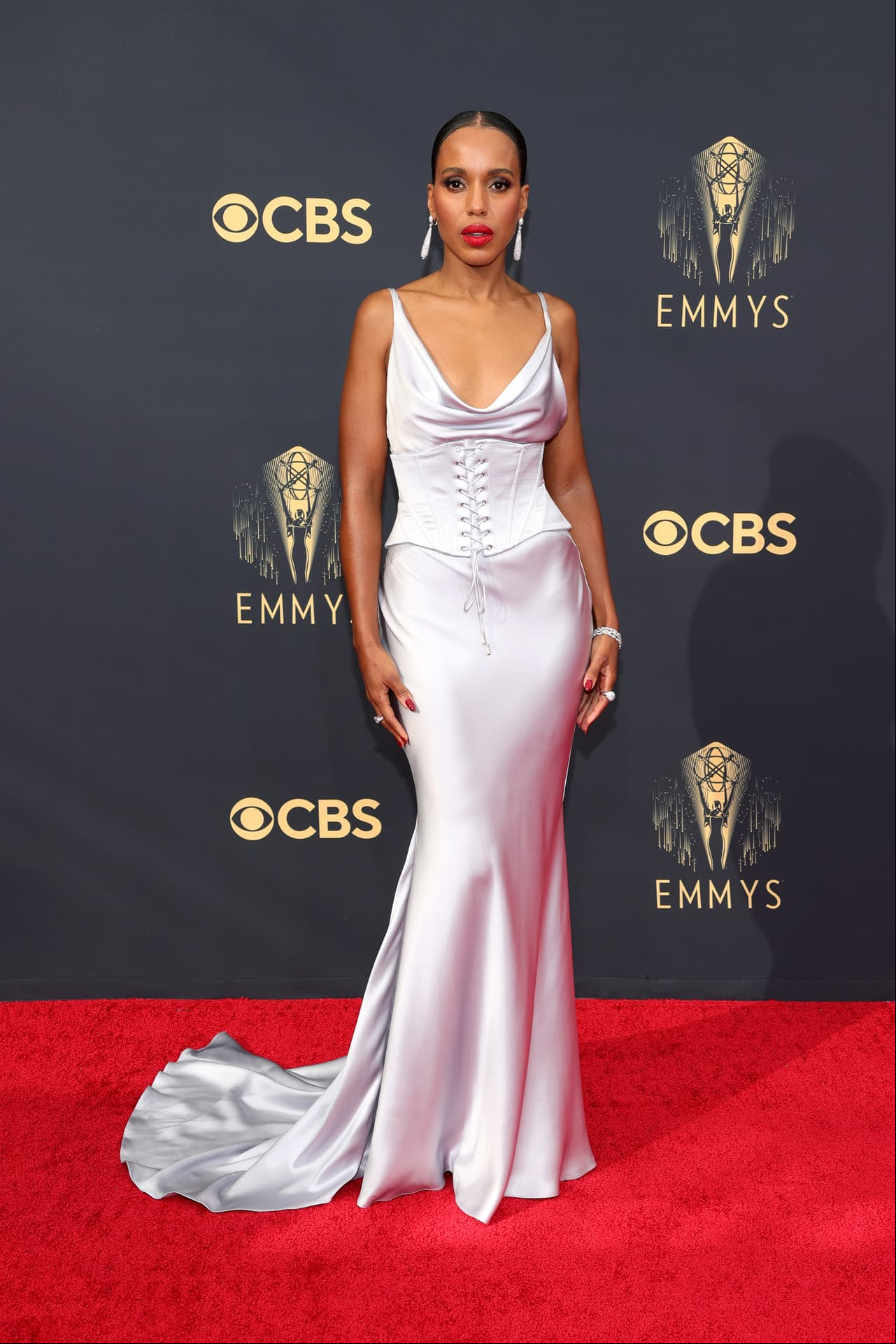Kerry Washington lució un ajustado vestido en tonos claros y pronunciado escote al frente.