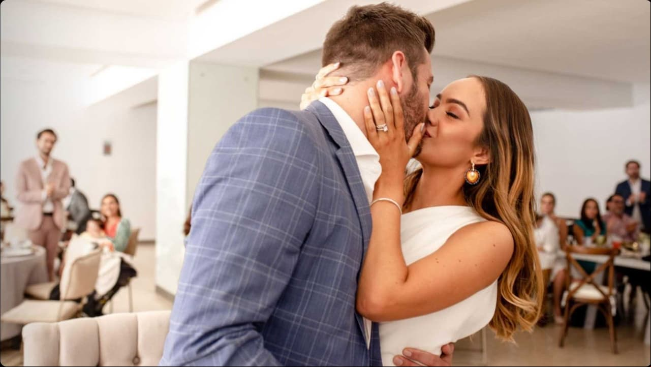 “Civil&Bautizo 24.07.21. Te amo migo! Para toda la vida”, señaló como descripción de las imágenes, en las que precisó que al mismo tiempo de su boda, realizaron el bautizo de su hija Renata.