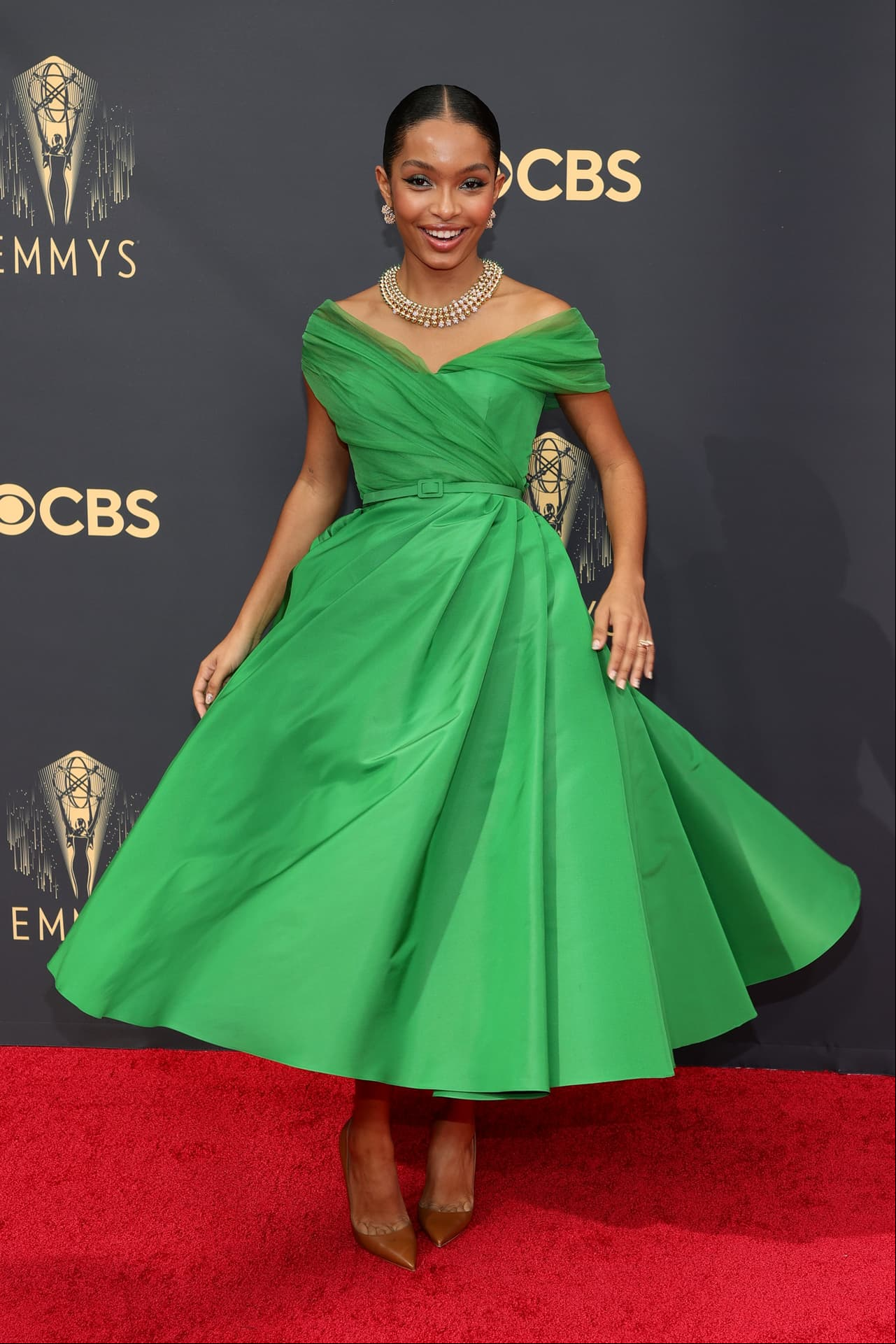Yara Shahidi optó para el gran evento un diseño clásico en color verde de la firma sa Dior.