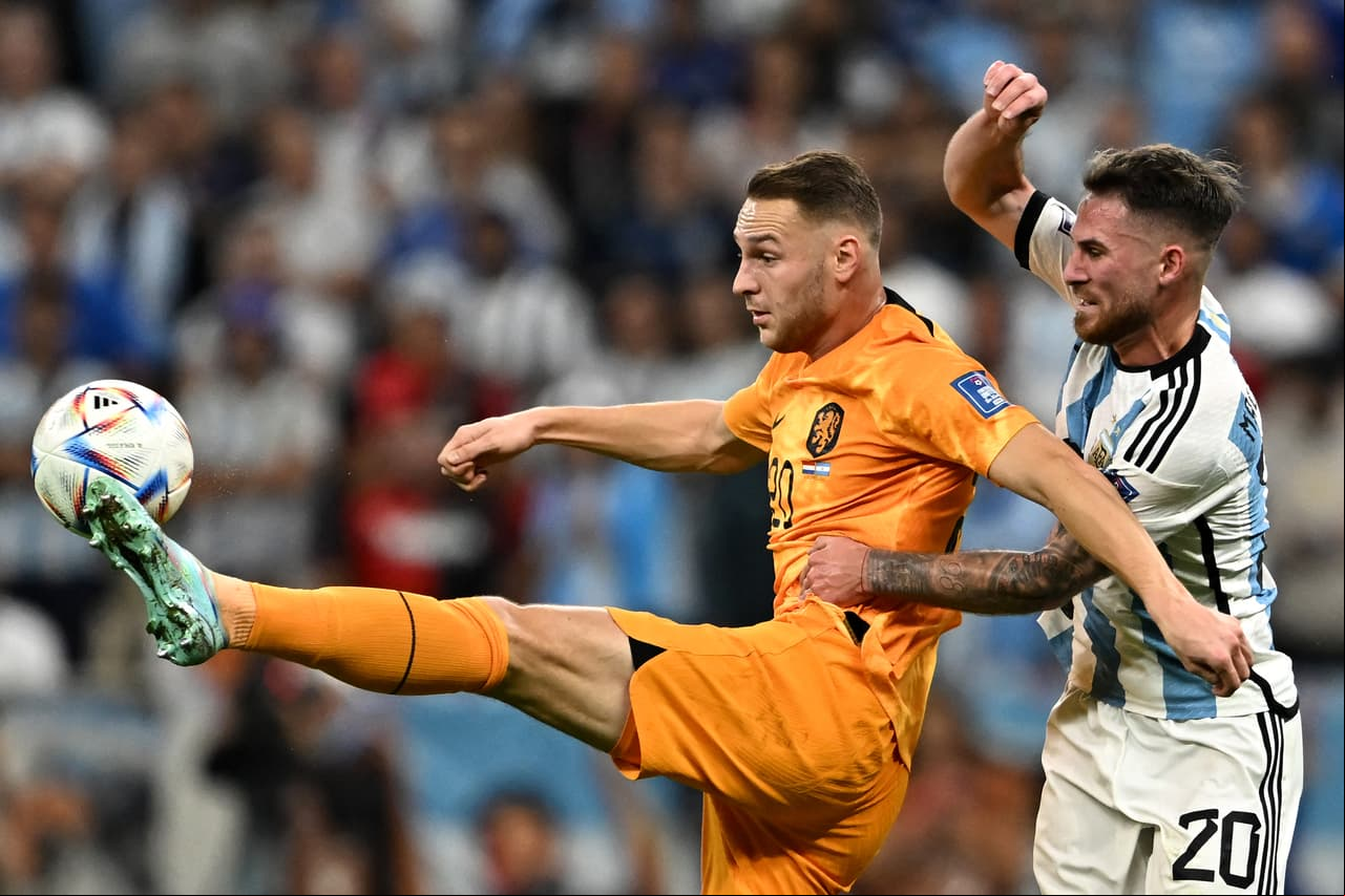 Argentina y Holanda se enfrentaron en tiempos extra y definieron en tanda de penaltis el pase a las semifinales donde la albiceleste consigue el boleto mientras que los Paises Bajos se convierten en el primer equipo que los pamperos eliminan en instancia de tiros de castigo.