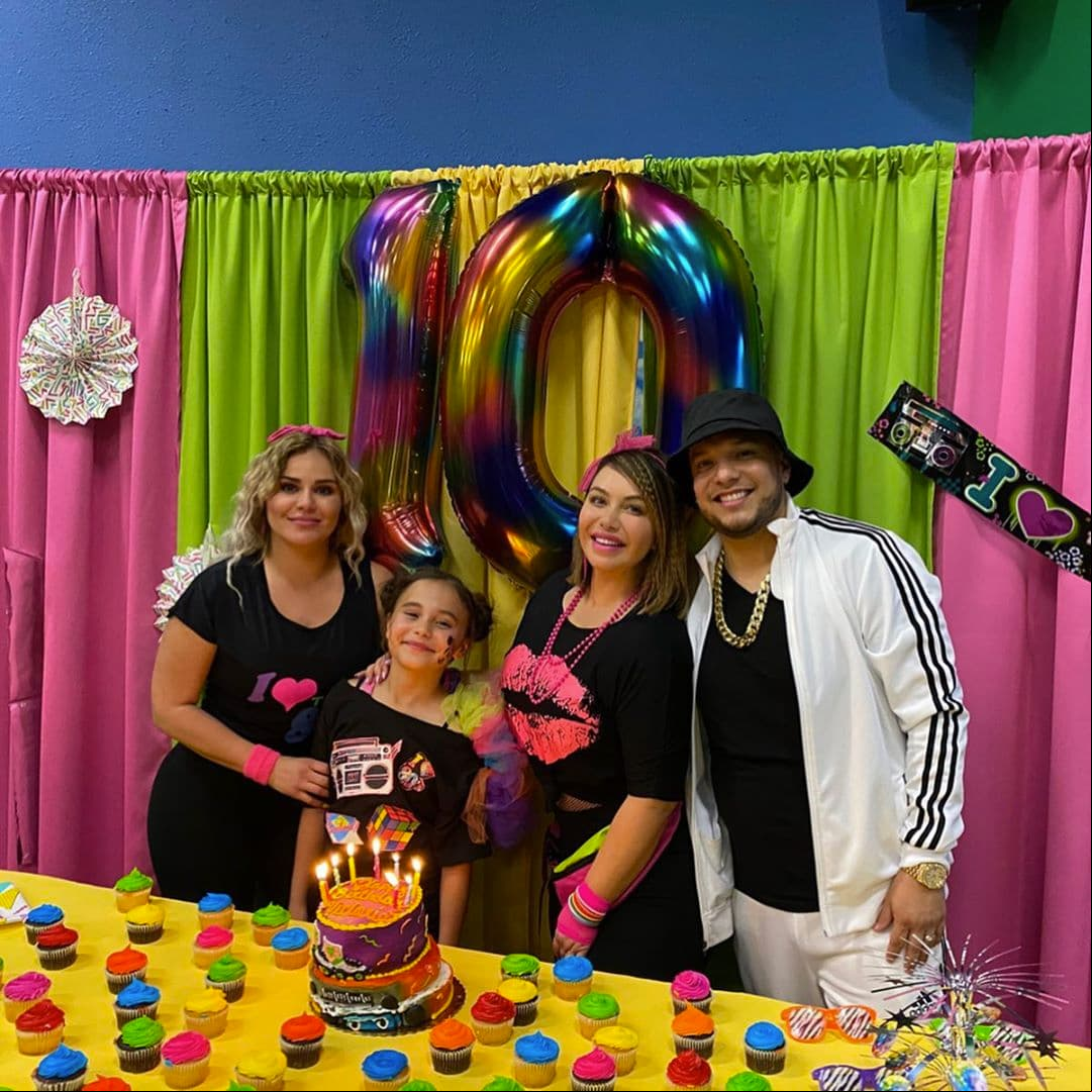 Unidos por la misma causa… Ella. ¡Feliz cumpleaños mi hermosa #NickyVicky! Te amo”, escribió Chiquis a lo que su esposo respondió: “Te amo mucho bebé. Vicky Nicky ama y respeta a su mamá J. Tiempos inolvidables”.