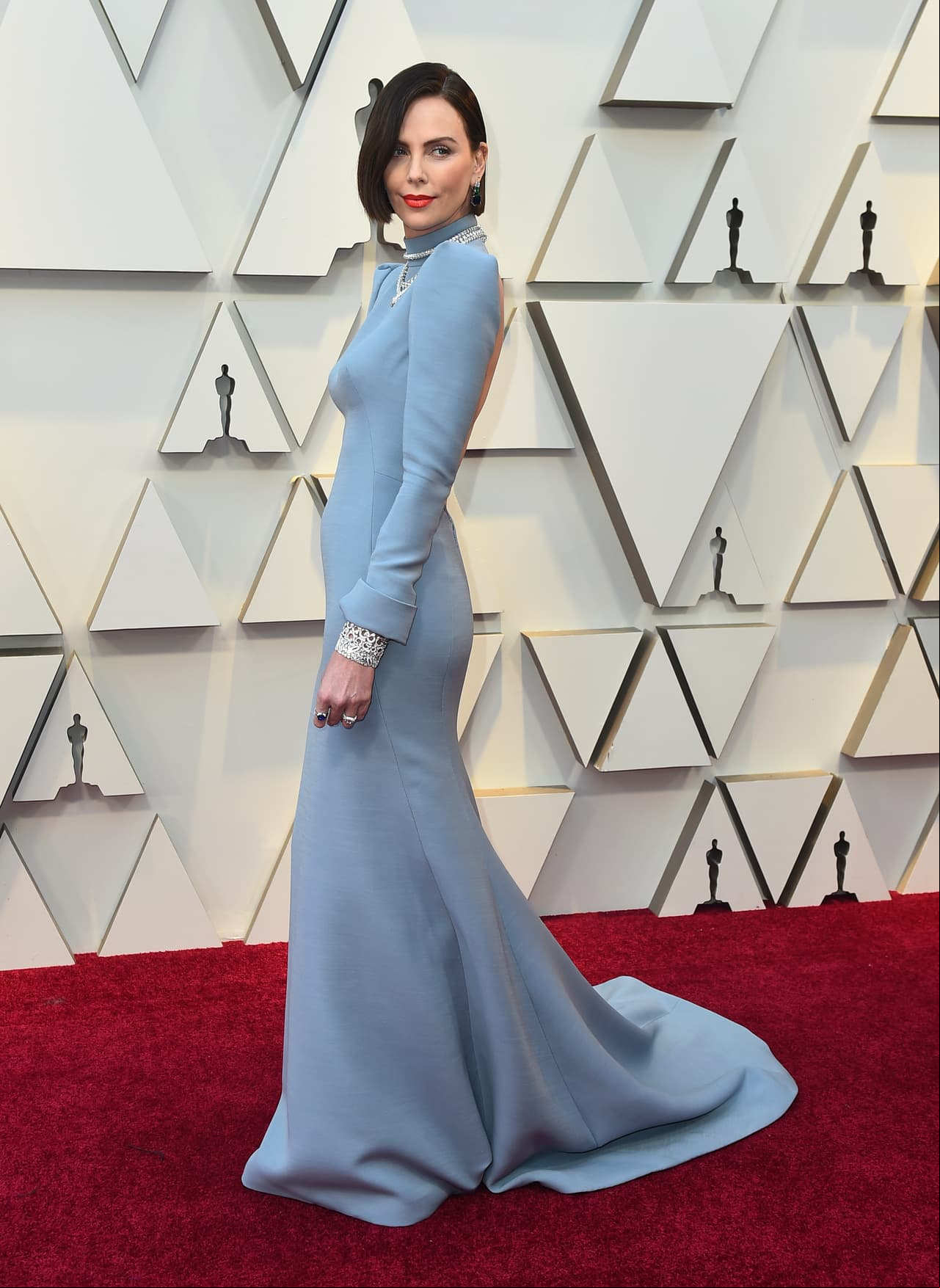 Charlize Theron eligió un recatado vestido largo en tono azul pálido.