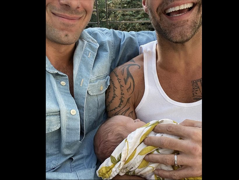 El cantante y el artista, quienes compartieron a finales de septiembre que esperaban otro bebé en la cena anual de la organización Human Rights Campaign, revelaron el pasado 29 de octubre que su hijo Renn Martin-Yosef había nacido, cuya publicación alcanzó más de 1.4 millones de likes.