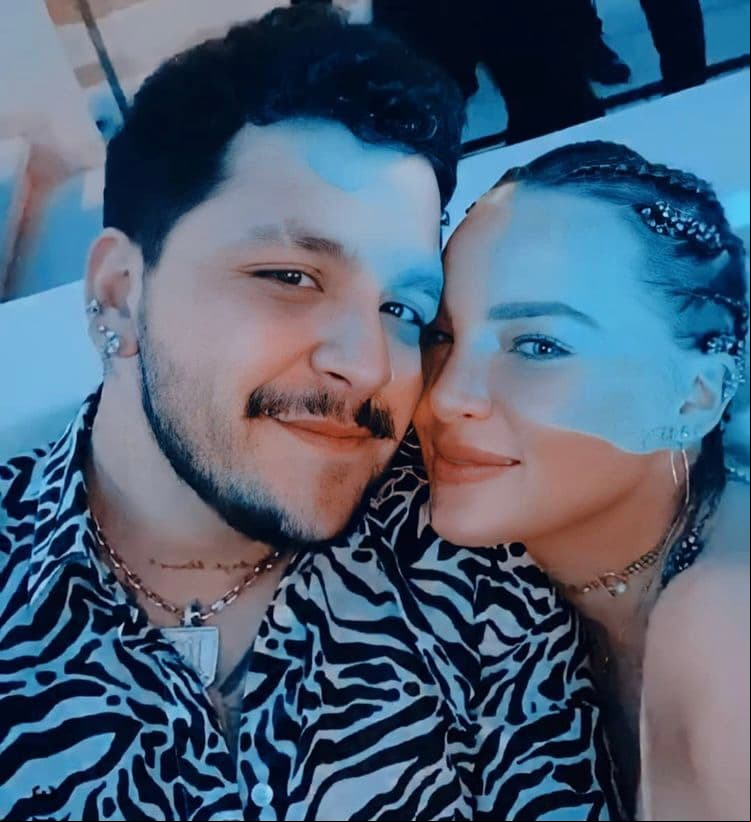 Belinda y Christian Nodal celebran seis meses de noviazgo con escapada romántica a la playa