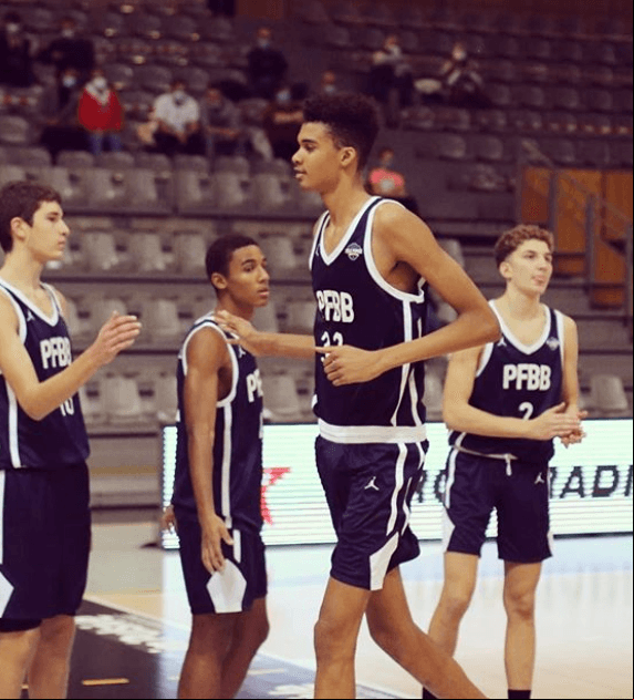 Victor tiene un contrato especial con doble licencia, que le permite jugar en el Nanterre 92 y en el Pole , equipo de la Nationale Masculine 1.