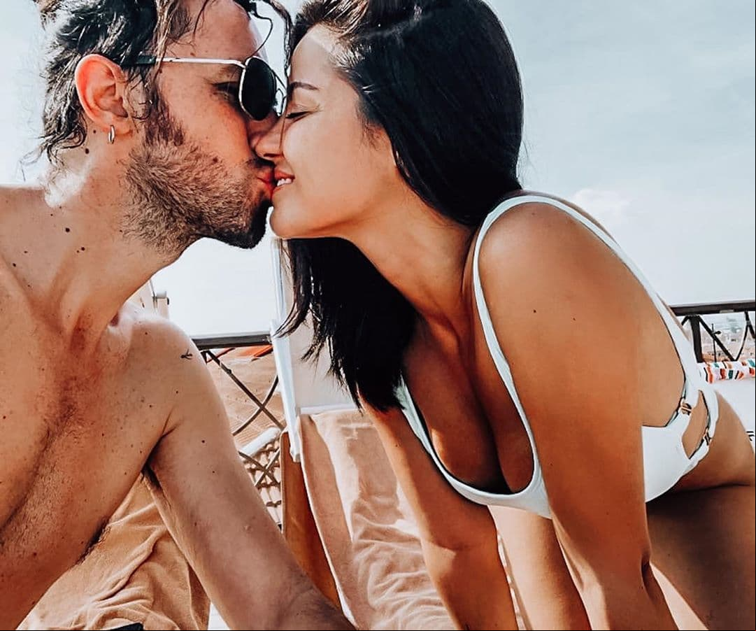 Maite Perroni mantiene una relación sentimental con Koko Stambuk desde finales de 2013, luego de que él fuera el productor del primer disco como solista de la exRBD. Fue en diciembre de 2018 que la actriz confirmó que ya había recibido su anillo de compromiso y un año después compartió en una entrevista con Mara Patricia Castañeda cómo pasó.
