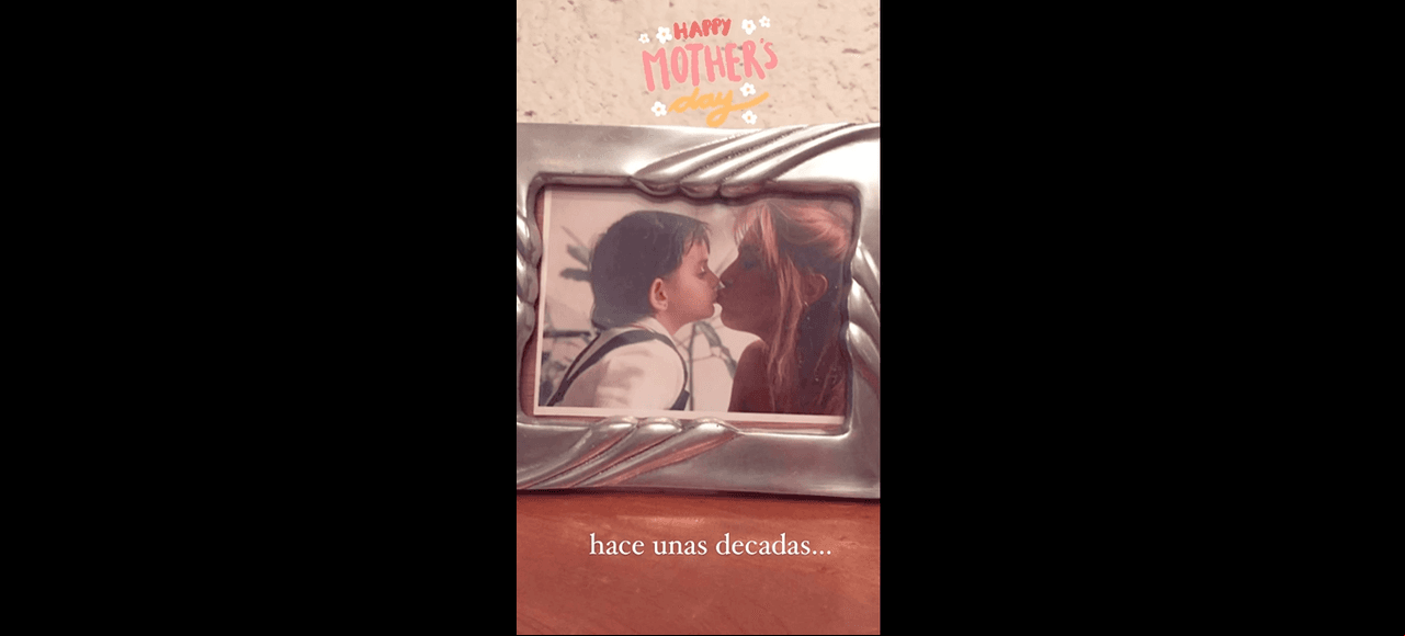Aislinn Derbez se dejó ver en diversas etapas de su vida junto a su mamá, publicando fotos de su infancia, adolescencia y actuales.