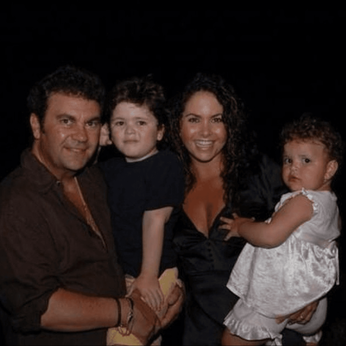 Pese a eso, a través de sus respectivas cuentas de Instagram tanto Lucero como Mijares han publicado algunos detalles de la niñez de su primogénito, como viajes a la playa, sesiones fotográficas y eventos a los que acuden en familia.