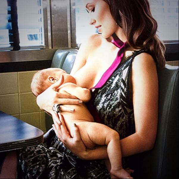 En 2014, Olivia Wilde posó para la revista Glamour, pero fue una sesión distinta, ya que apareció dándole de comer a su hijo Otis. “Amamantar es de lo más natural; siento como si Otis debiera estar siempre en mi pecho”, dijo.