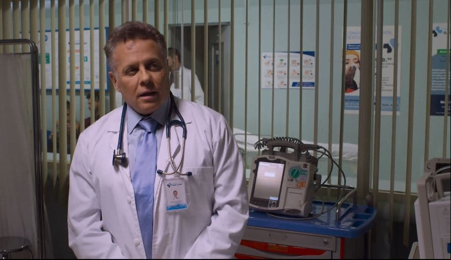 Alexis Ayala es el doctor que atiende a Nicole en su embarazo.