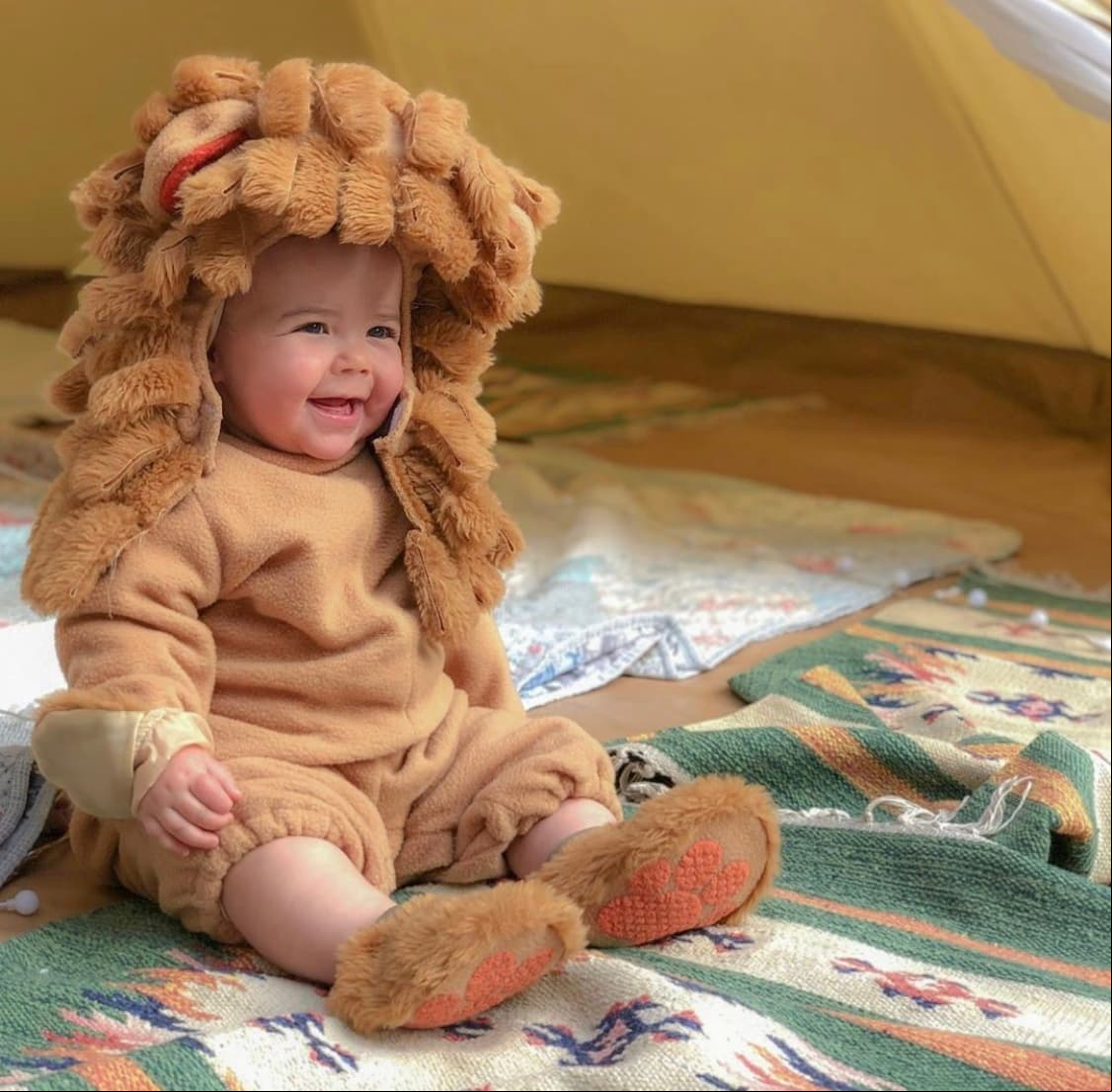 Para el cumpleaños de sus padres, pues ambos cumplieron años el pasado 6 de octubre, Kira celebró con ellos vestida como Leoncita.