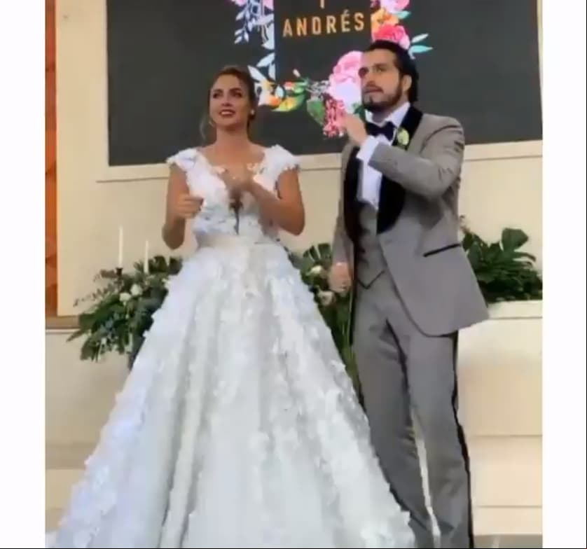 Tras inaugurar la pista con el tema ‘Caminar de tu mano’ de Río Roma ft. Fonseca, Andrés dedicó unas palabras a esposa e invitados: “Que tus hermosos ojos los hereden nuestros hijos. Muchas gracias por estar con nosotros aquí”.