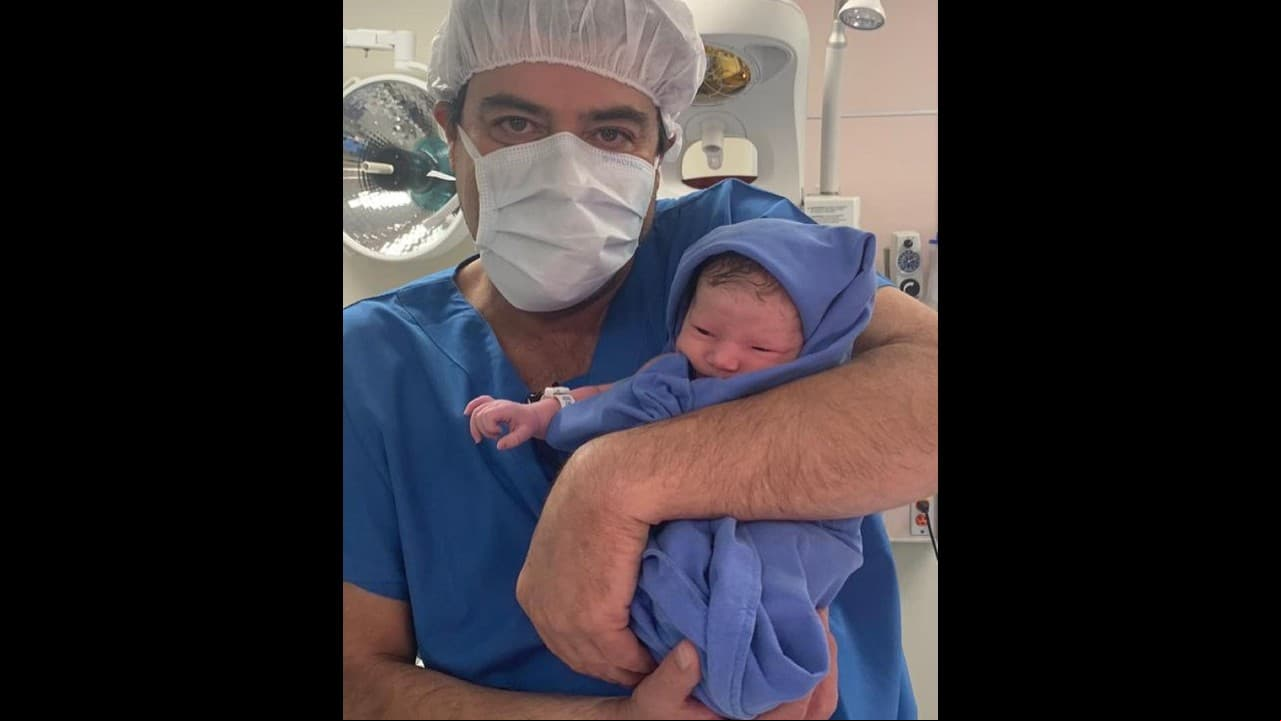 En el programa Hoy, el presentador destapó algunos detalles de su nueva paternidad, como el peso, estatura y hora en que la bebé nació. “Gracias, fue muy fuerte, ya no me acordaba (de lo fuerte que era el parto). Nació 7:33 de la noche, pesó 3 kilos 260 gramos y midió 52 centímetros…Se las presento a la nueva Carlota”, indicó.