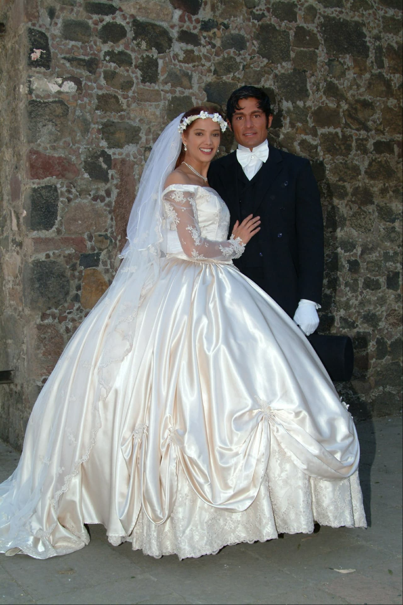 A pesar de que Adela Noriega se despidió de las telenovelas en 2008 con ‘Fuego en la sangre’, uno de los melodramas más queridos de sus iradores es ‘Amor Real’, donde llegó al altar con Fernando Colunga en 2003.