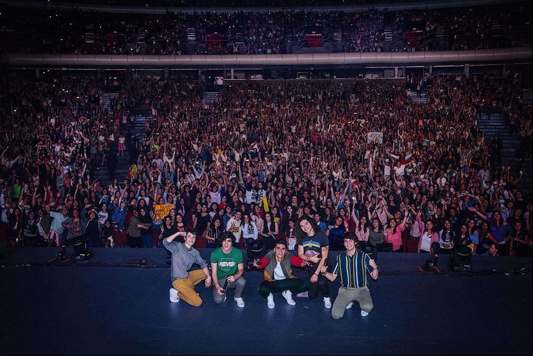 Alrededor de 10 mil Coders cantaron con ellos.