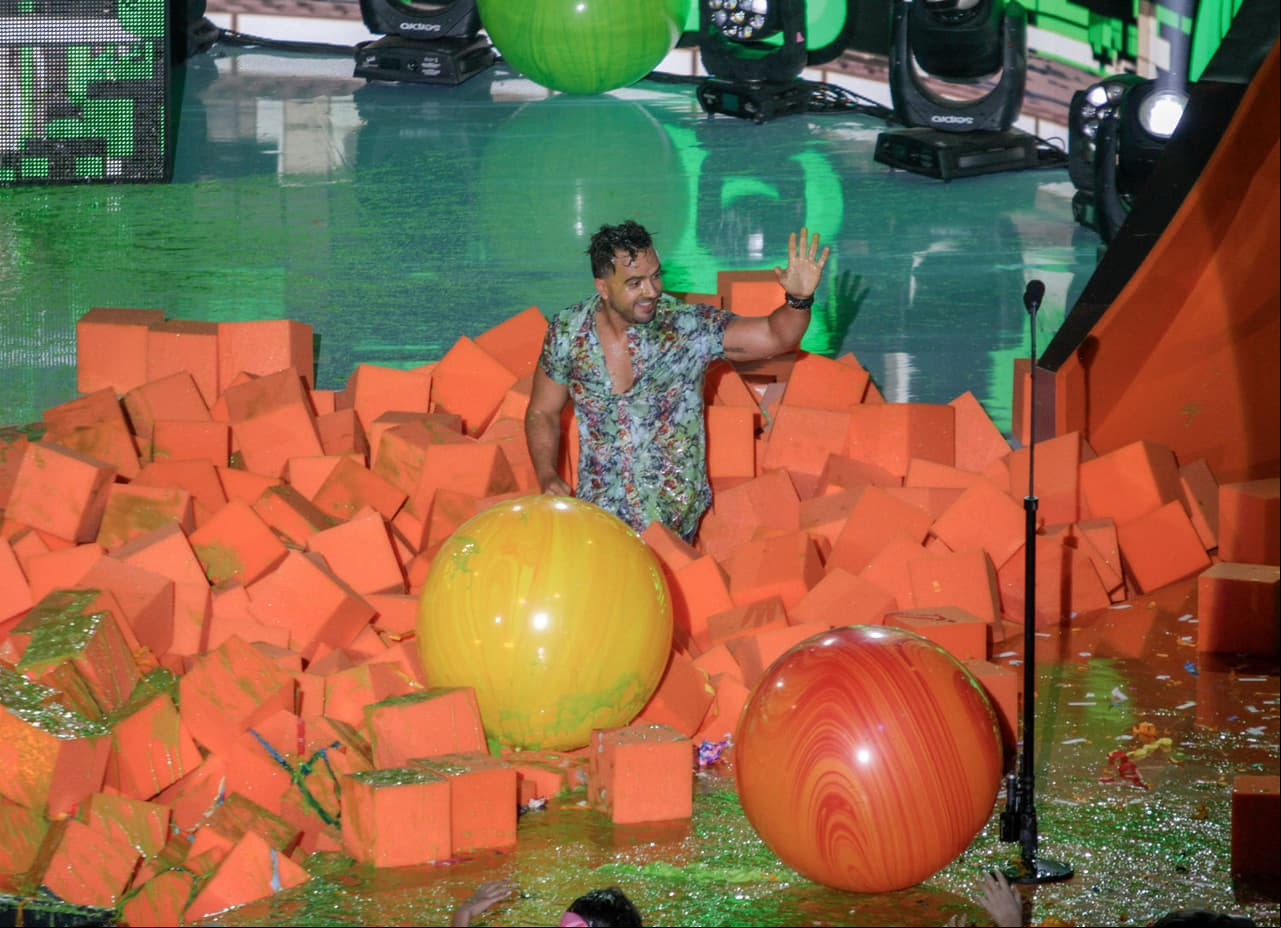 Luis Fonsi fue la sorpresa de la tarde al interpretar “Despacito”, pero no se salvó de quedar cubierto del famoso “slime” verde.