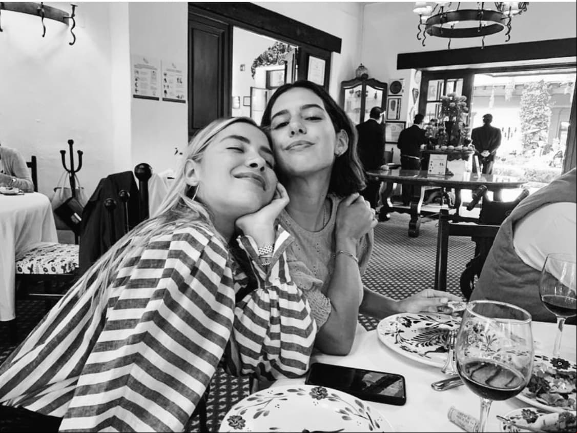 Sobre cómo se lleva con su hermana mayor, tanto como Camila como Michelle demuestran tener una estrecha relación en sus respectivos perfiles sociales.